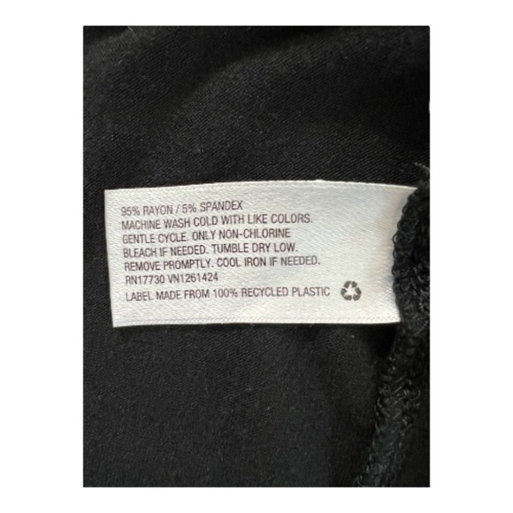 π 2 FOR $24!! EUC Womenβs Black & White T-Shirt Bundle | Size XL - Picture 6 of 11